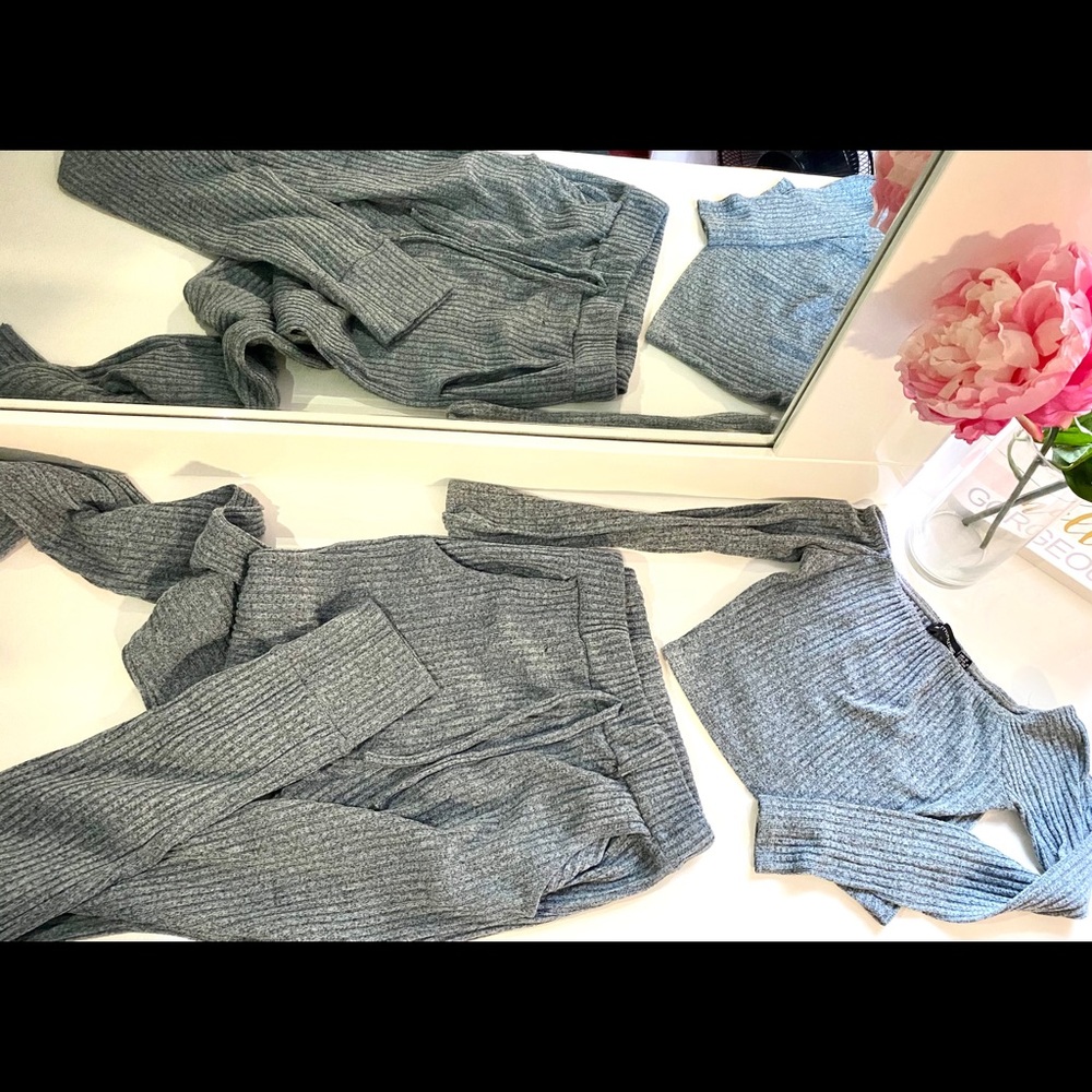 Prettylittlething Cozy Set - crop top/ gray sweats